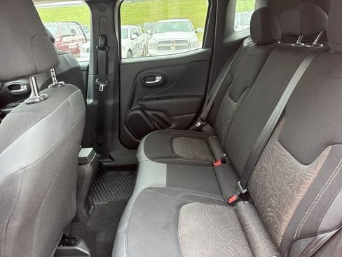 Used 2023 Jeep Renegade Latitude AWD/4WD image 6