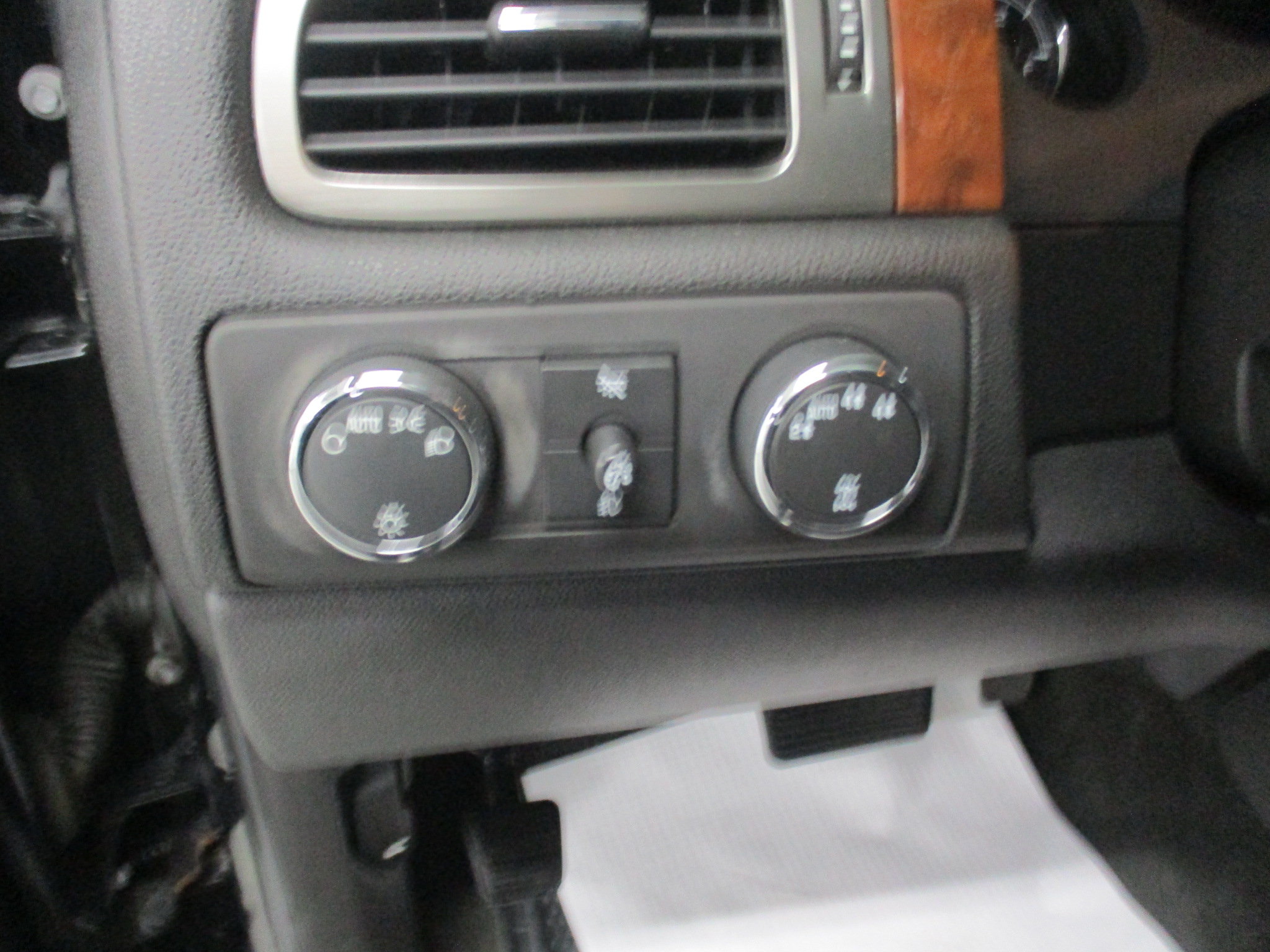 Used 2007 Chevrolet Suburban 2500 LT w/ LT Preferred Equipment Group AWD/4WD image 25