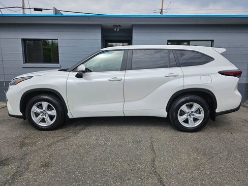 Used 2024 Toyota Highlander LE AWD/4WD image 2