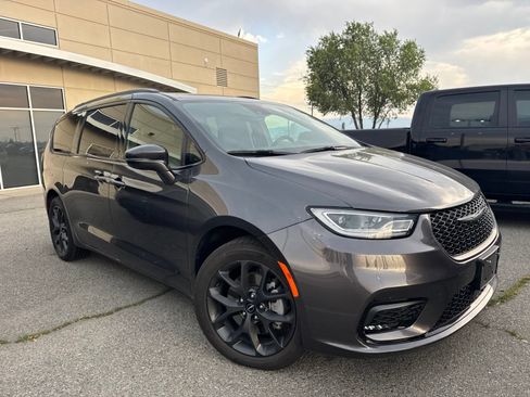 Used 2022 Chrysler Pacifica Touring-L w/ S Appearance Package AWD/4WD image 3