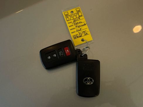 Certified 2019 Toyota Highlander XLE AWD/4WD image 29