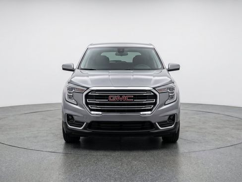 Used 2024 GMC Terrain SLE FWD image 2