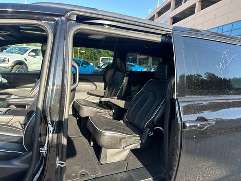 Used 2025 Chrysler Pacifica Limited FWD image 15