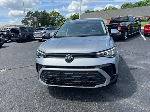 Used 2025 Volkswagen Taos SE AWD/4WD image 3