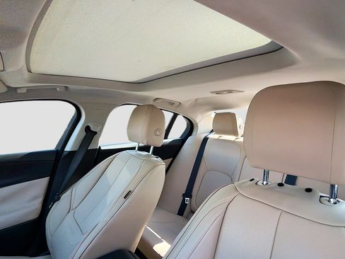 Used 2018 Jaguar XE Premium image 25