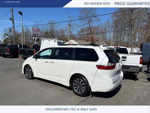 Used 2019 Toyota Sienna XLE image 3