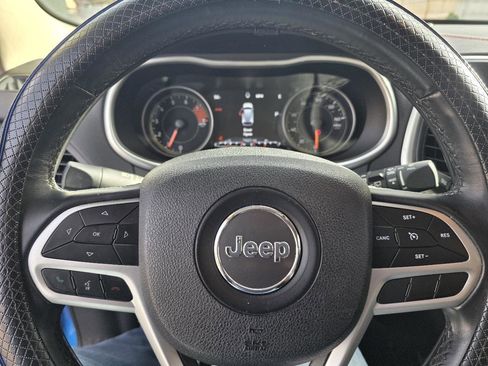 Used 2018 Jeep Cherokee Trailhawk image 15