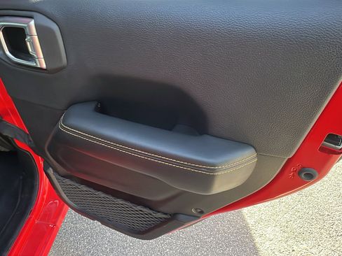 Used 2025 Jeep Wrangler Sahara image 20