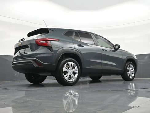 Used 2025 Chevrolet Trax LS FWD image 33