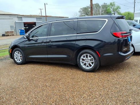 Used 2023 Chrysler Pacifica Touring-L image 2