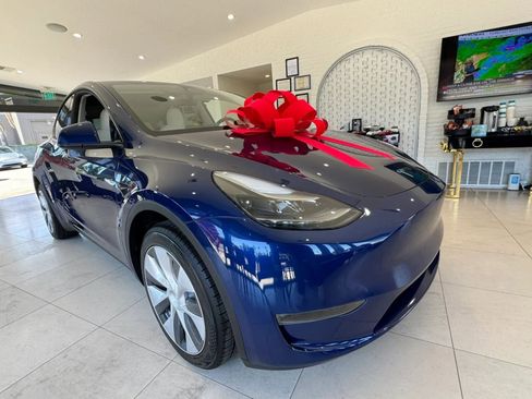Used 2024 Tesla Model Y Long Range AWD/4WD image 3