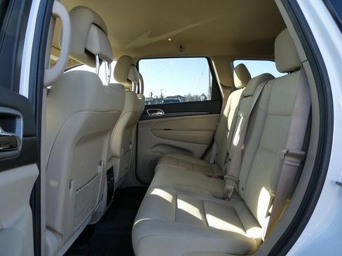 Used 2020 Jeep Grand Cherokee Laredo image 18