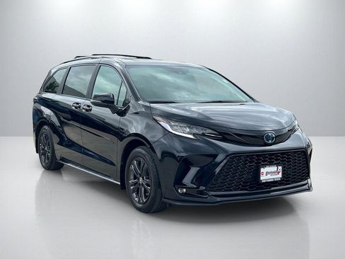 Used 2025 Toyota Sienna XSE w/ XSE Premium Package AWD/4WD image 3
