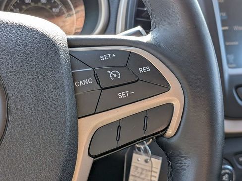 Used 2015 Jeep Cherokee Latitude w/ Cold Weather Group FWD image 16