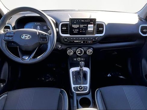 Used 2023 Hyundai Venue Limited image 7