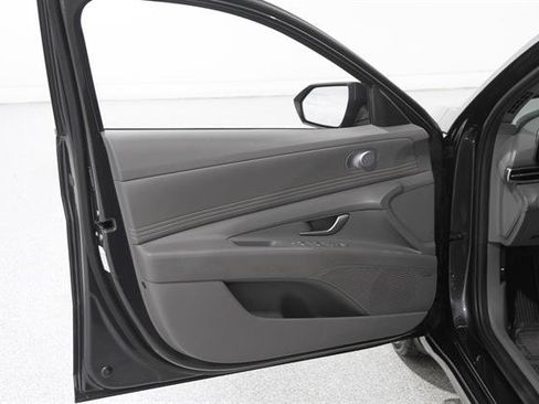 Used 2021 Hyundai Elantra SEL w/ Convenience + Premium Package FWD image 4