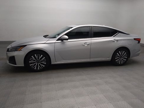 Used 2023 Nissan Altima 2.5 SV w/ SV Premium Package FWD image 2