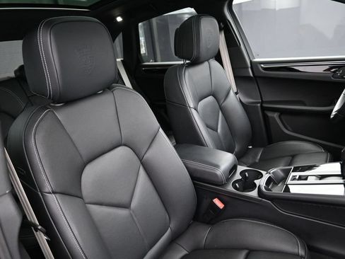 Certified 2025 Porsche Macan AWD/4WD image 31