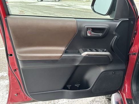 Used 2019 Toyota Tacoma Limited image 12