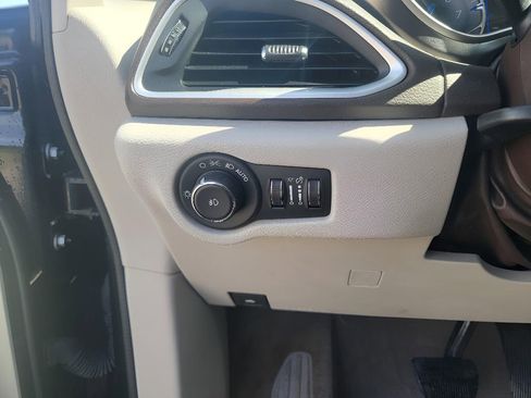 Used 2018 Chrysler Pacifica Touring-L FWD image 14