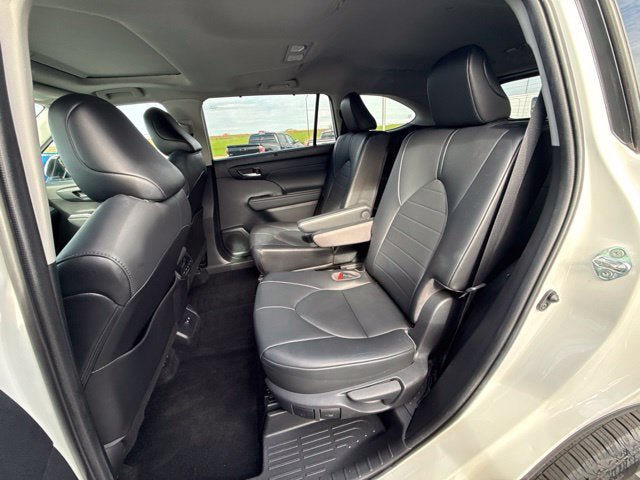 Used 2021 Toyota Highlander XLE AWD/4WD image 18