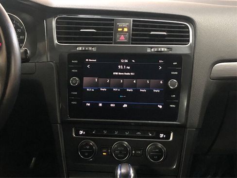 Used 2017 Volkswagen e-Golf SE w/ DC Fast Charging Package image 13