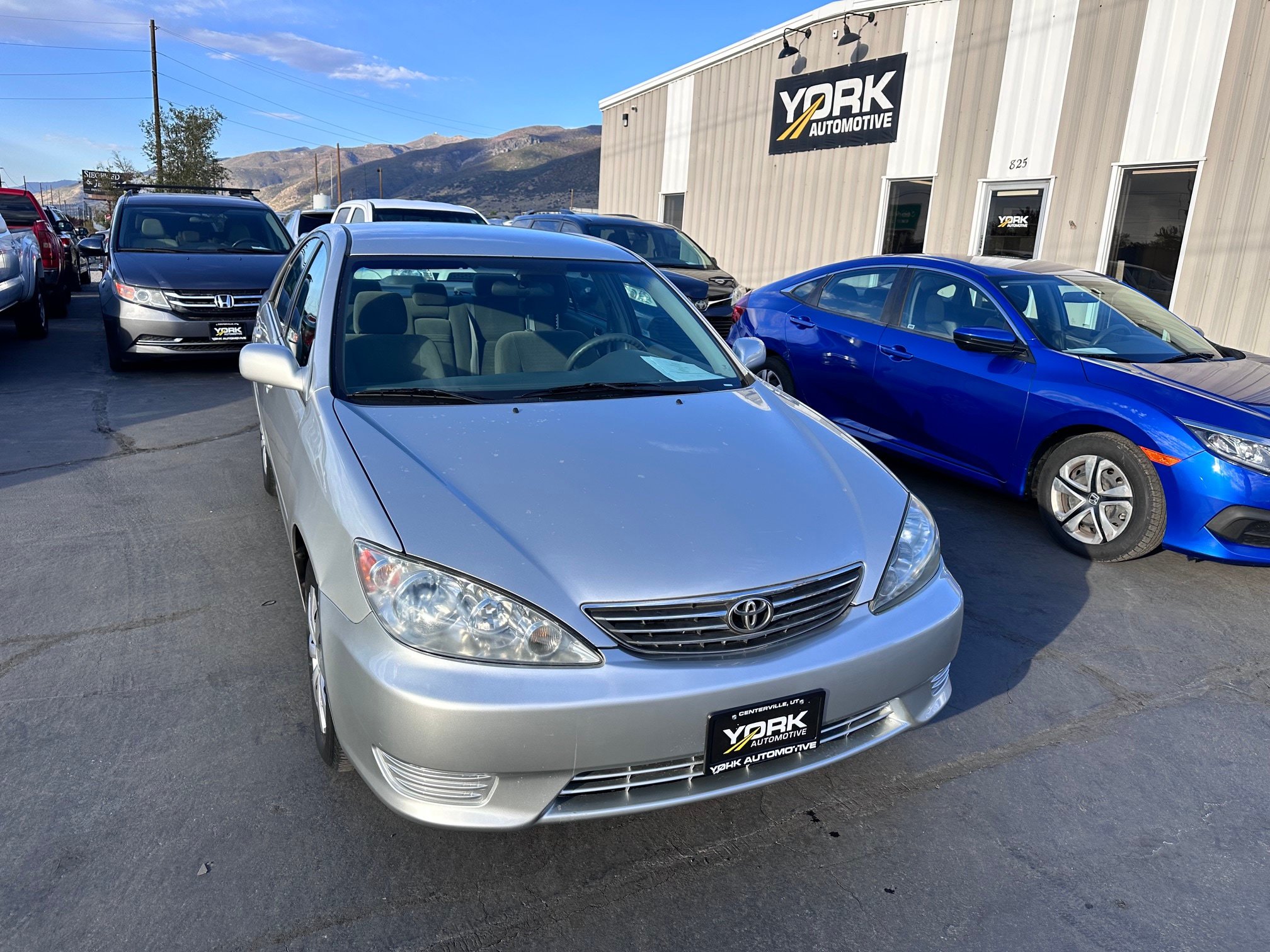Used 2005 Toyota Camry LE FWD image 1