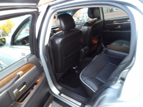 Used 2006 Lincoln Town Car Signature Limited image 11