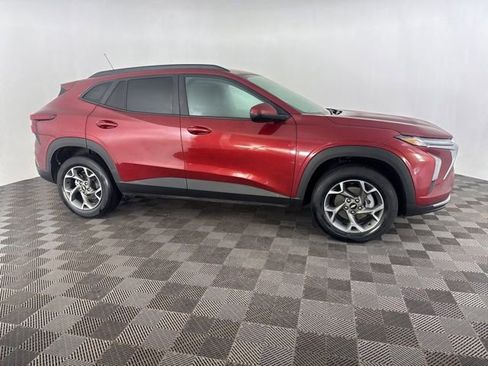 Used 2025 Chevrolet Trax LT w/ LT Convenience Package image 6