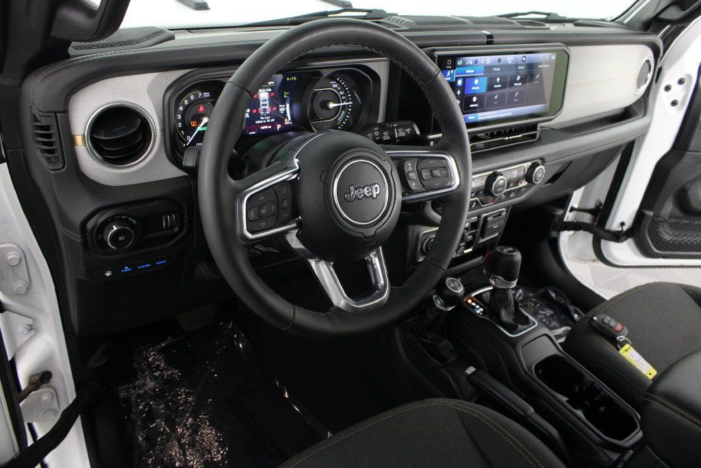 Used 2025 Jeep Wrangler Unlimited Sahara w/ Safety Group AWD/4WD image 8