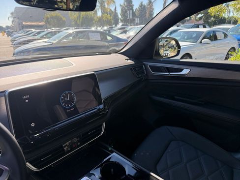 Used 2025 Volkswagen Atlas Cross Sport SE image 31