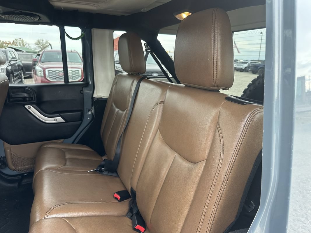 Used 2014 Jeep Wrangler Unlimited Sahara w/ Connectivity Group AWD/4WD image 32