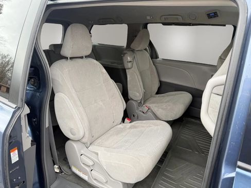 Used 2015 Toyota Sienna LE image 36