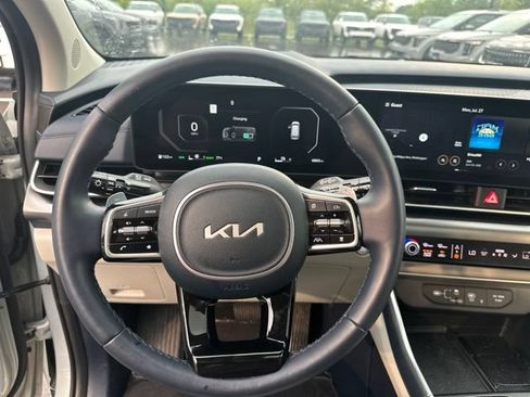 Certified 2025 Kia Carnival SX Prestige FWD image 8