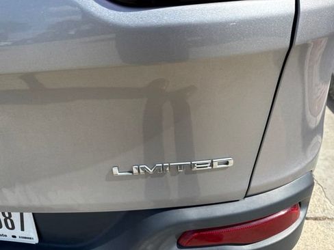 Used 2016 Jeep Cherokee Limited AWD/4WD image 2