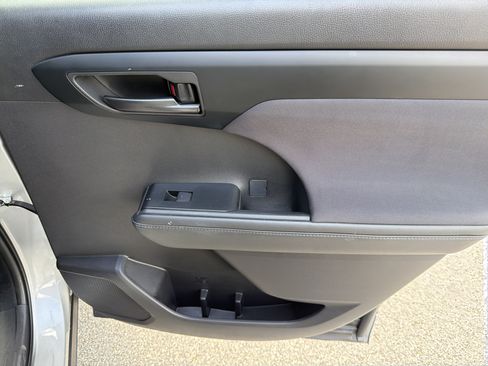 Certified 2025 Toyota Highlander LE FWD image 25