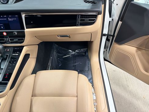 Used 2025 Porsche Macan image 18