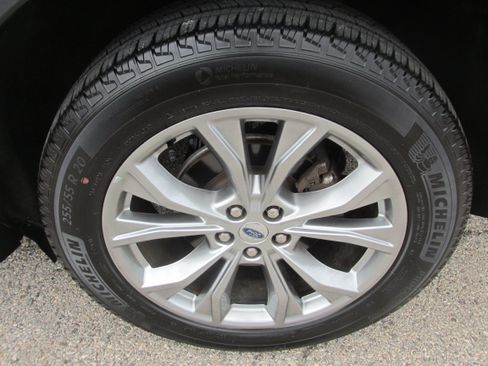 Used 2023 Ford Explorer XLT w/ Equipment Group 202A AWD/4WD image 12