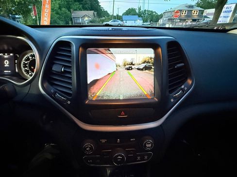 Used 2016 Jeep Cherokee Latitude w/ Cold Weather Group FWD image 26