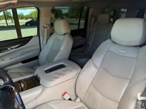 Used 2019 Cadillac Escalade ESV Luxury RWD image 10