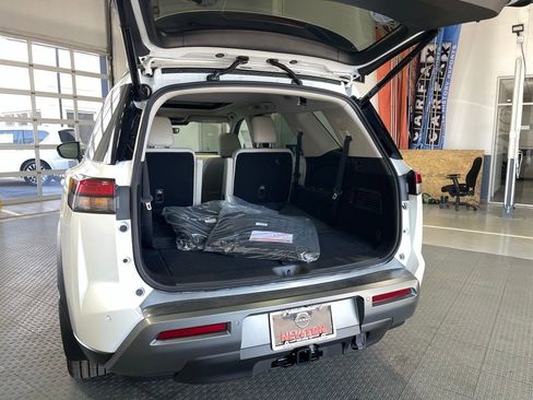 New 2026 Nissan Pathfinder SL image 7