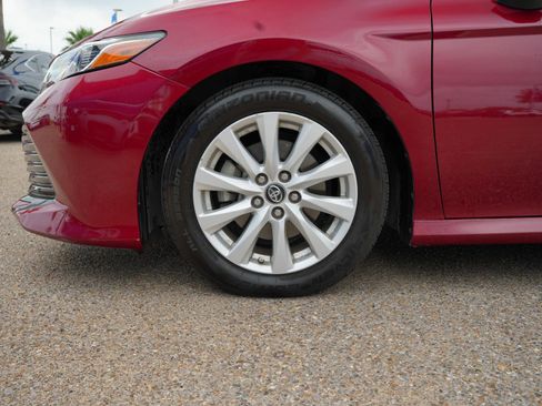 Used 2018 Toyota Camry LE FWD image 9