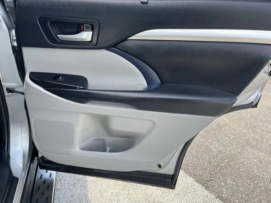 Used 2019 Toyota Highlander XLE AWD/4WD image 25