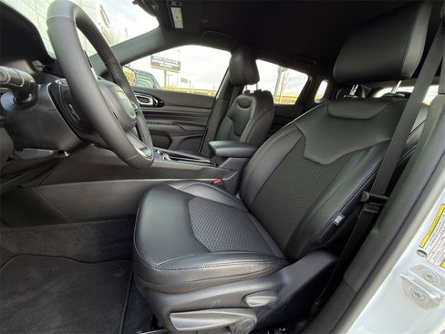 New 2026 Jeep Compass Latitude image 18