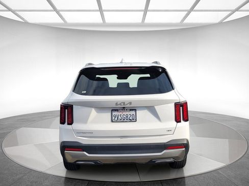 Used 2024 Kia Sorento S image 5