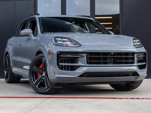 Certified 2026 Porsche Cayenne GTS AWD/4WD image 6