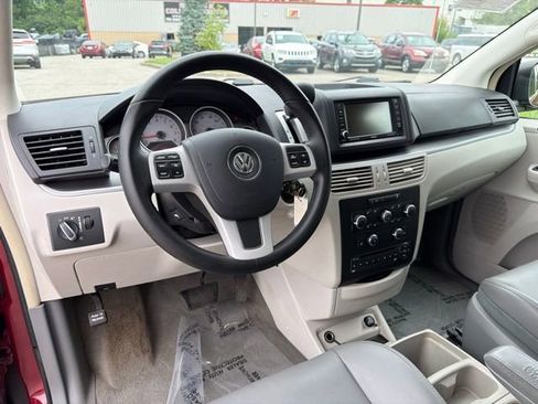 Used 2011 Volkswagen Routan SE FWD image 10