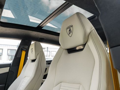 Used 2025 Lamborghini Urus SE image 14