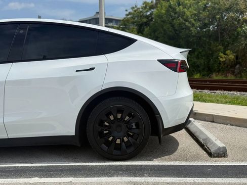 Used 2022 Tesla Model Y Long Range image 12