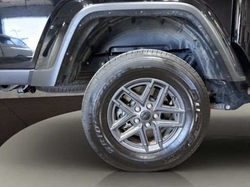Used 2024 Jeep Gladiator Sport AWD/4WD image 33